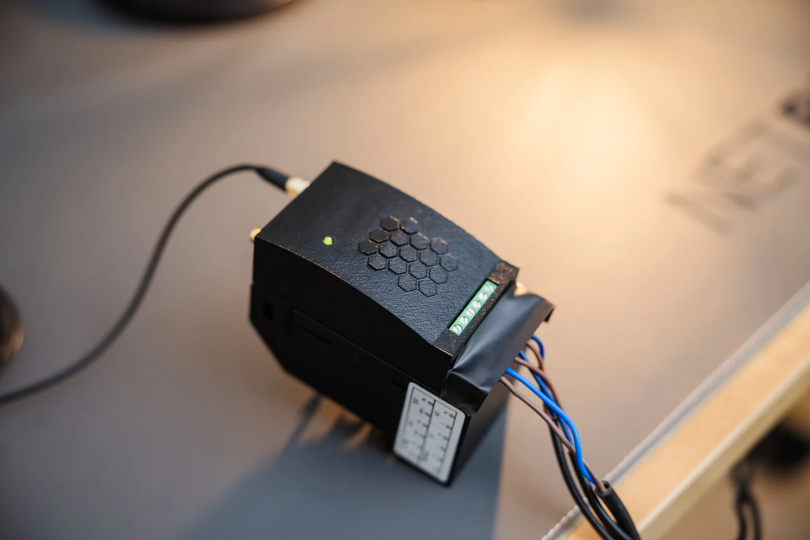 NETBEE-Modul mit Status-LED, Anschlussklemmen und angeschlossenen Leitungen